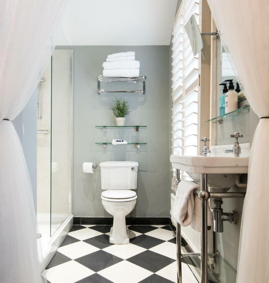 April House Weybridge - Boutique Guesthouse Bagian luar foto